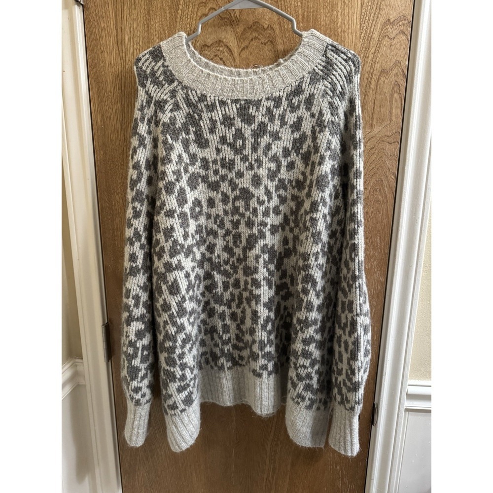Old Navy Women's Sweater Beige/Gray Leopard Print Crew Neck Long Sleeve 3X Soft